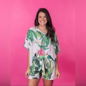 NWOT Spin USA Oversized Leaf Print V Neck Top Size M